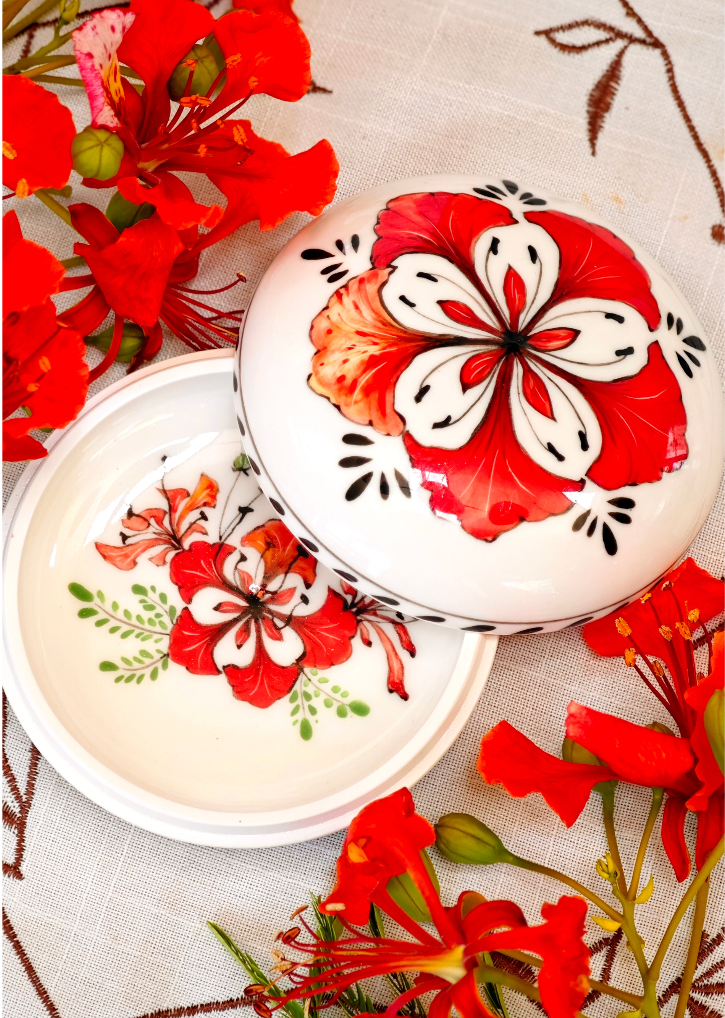 Boîte à bijoux flamboyant ouvert au milieu de fleurs de flamboyant