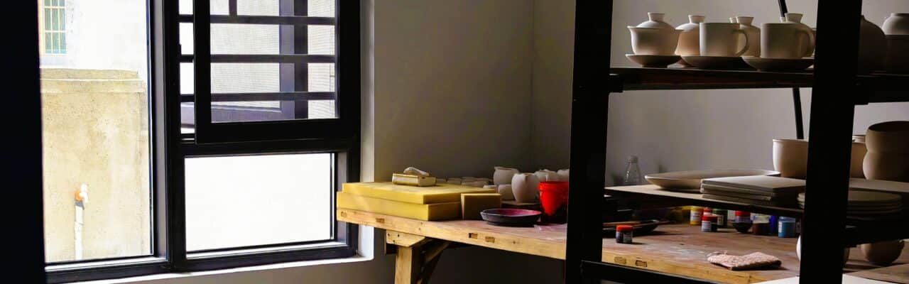 Vue sur une table de travail dans notre studio Borsomin à Jingdezhen.