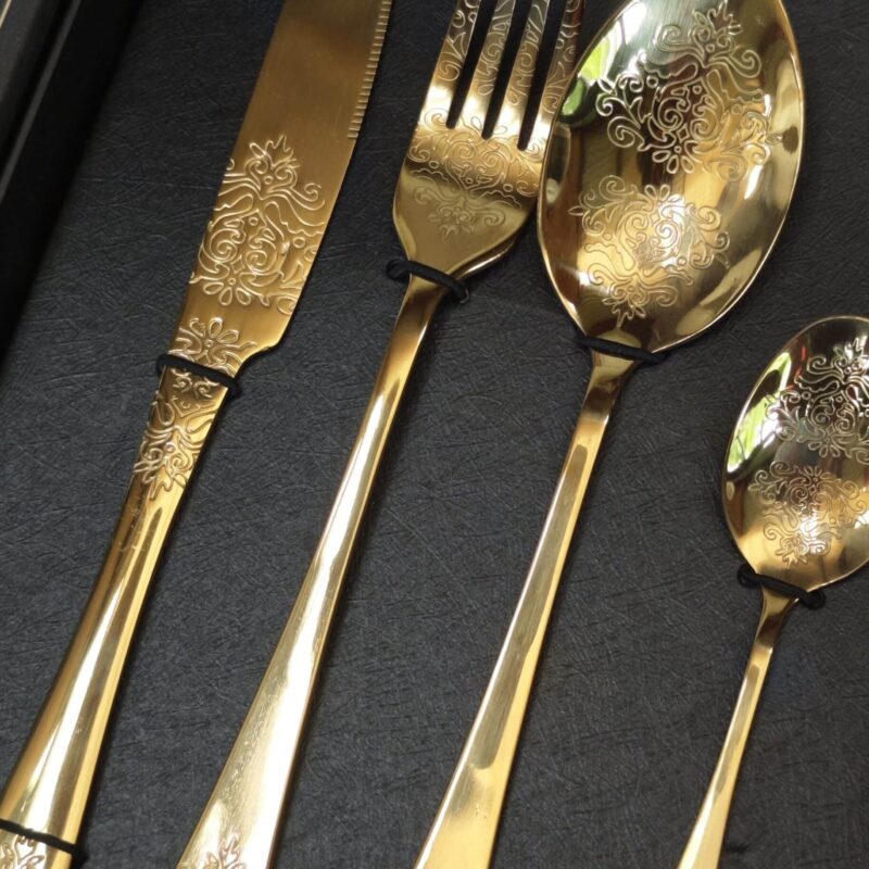Set de couverts dorés