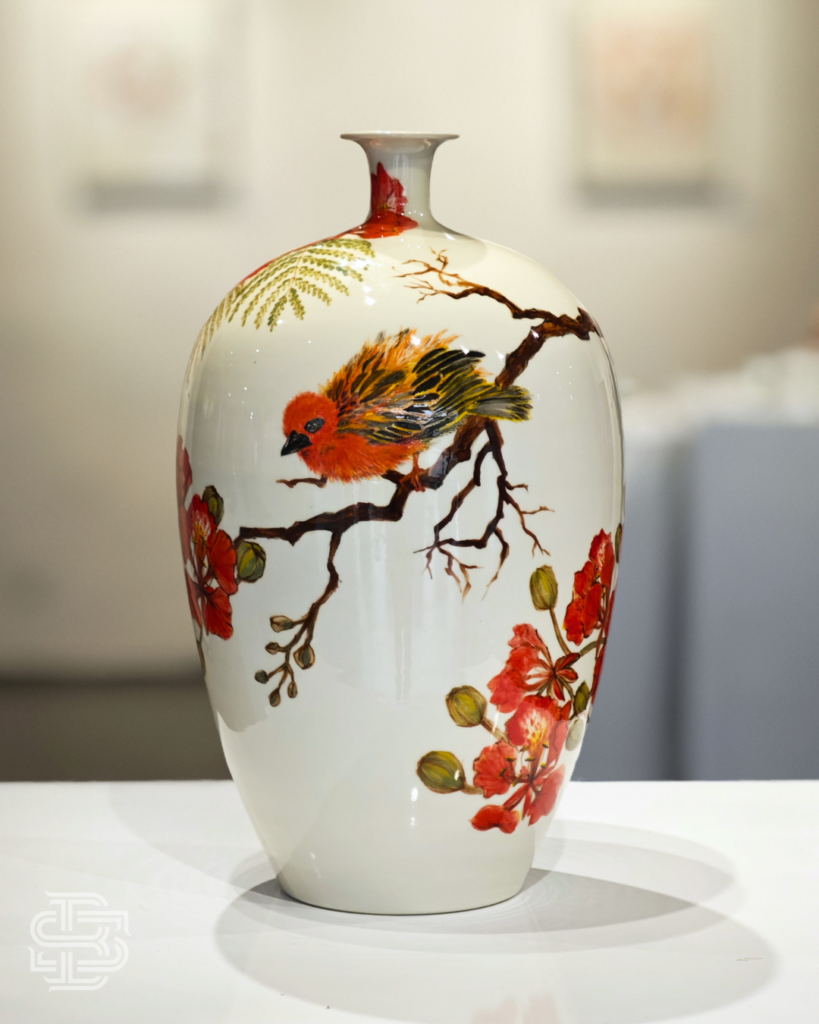 Vase en porcelaine cardinal sur branche de flamboyant