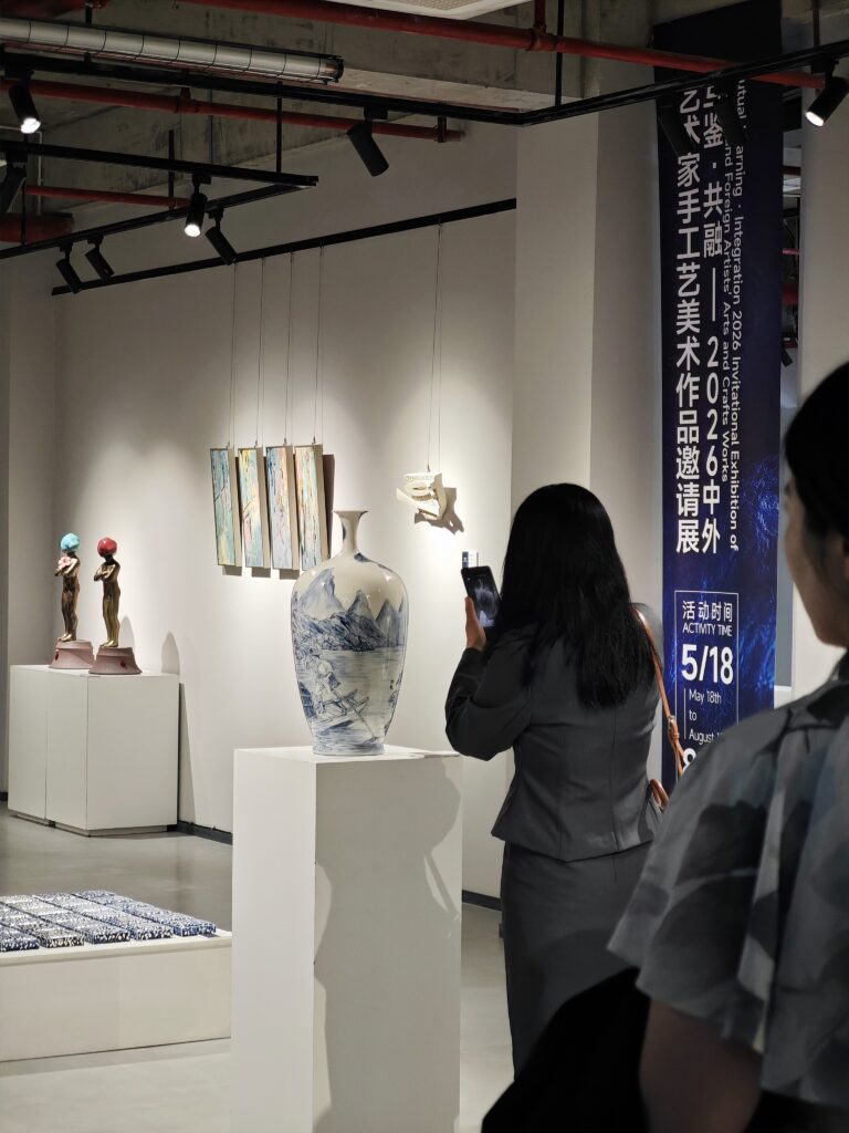 Vase en porcelaine dans galerie