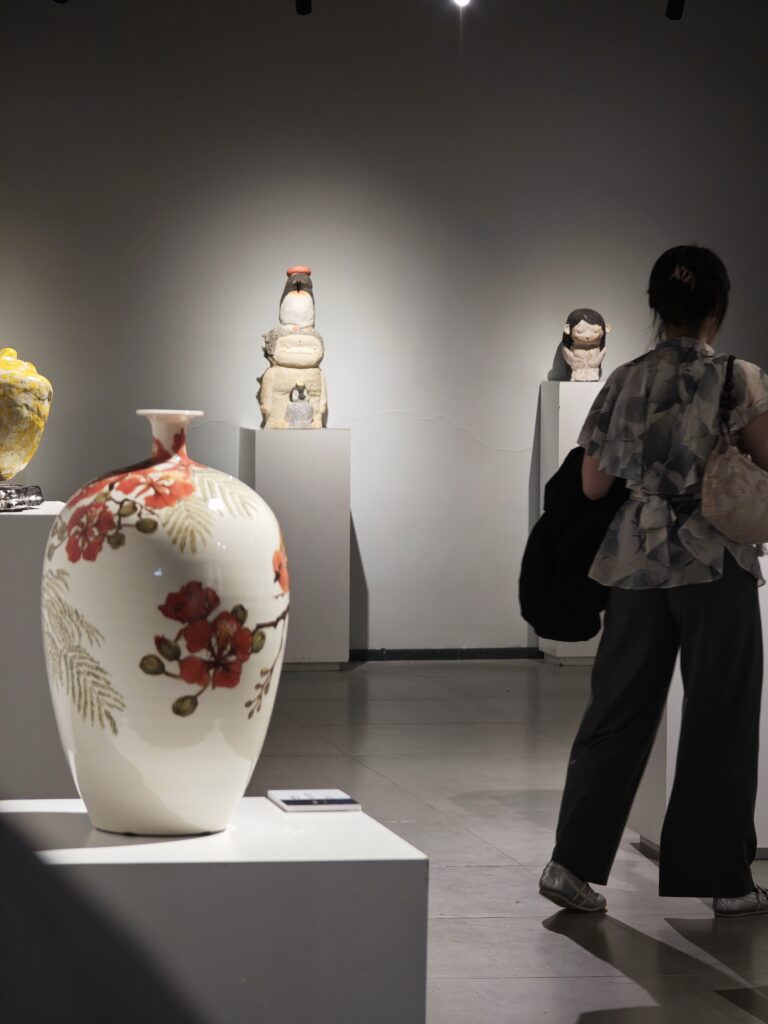 Vase en porcelaine dans galerie